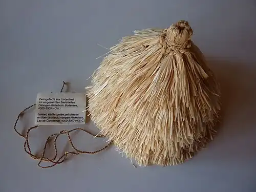 Zwirngeflecht aus Lindenbast mit eingezwirntem Baststreifen (Wangen-Hinterhorn, Bodensee, 4000–3000 v.&nbsp;Chr.).