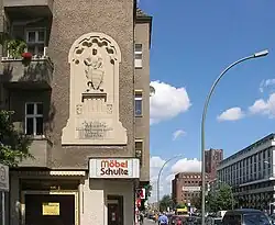 Relief Johann&nbsp;II. im Stadtbild, Eckhaus Markgrafenstraße / Mariendorfer Damm, im Hintergrund das Ullsteinhaus