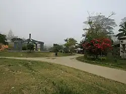 Modernes Bauwerk am Kreisverkehr im Ortszentrum