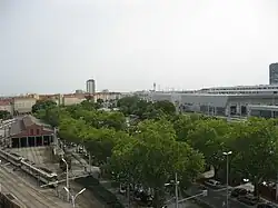 Links das Gebäude der ehemaligen Remise (später alle Geleise entfernt), in der Mitte als Allee die Eichenstraße