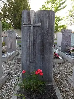 René Gilliéron (1922–1998), Primarlehrer, Lokalhistoriker und Autor. Grab auf dem Friedhof in Pfeffingen