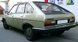 Limousine mit vier Türen und Schrägheck sowie großer Heckklappe (auch Fünftürer genannt)