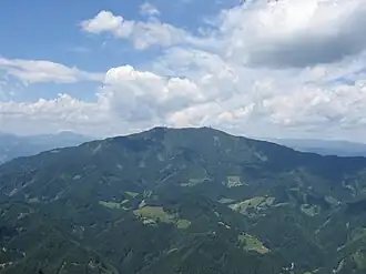 Das Rennfeld vom südlich gelegenen Hochlantsch (1720 m) gesehen