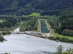Ausgleichsbecken Rottau. Rechts der Oberwasserkanal, der zum Kraftwerk Mölltal führt. Links das natürliche Flussbett, durch das nur noch ein Bruchteil des Wassers fließt.