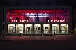 Roter LED-Schriftzug und Lichtinstallation "Silver Cloud" des Residenztheaters in München