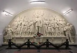 Taganskaja, Moskau (2025): 2025 wiederhergestelltes Stalin-Hochrelief, dessen Ursprungsvariante im Zuge der Entstalinisierung entfernt worden war