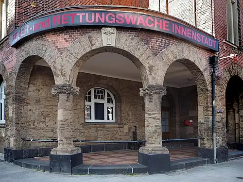 Laube an der Gebäudeecke