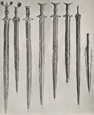 Das Depot: zwei Antennenschwerter, ein Auvernierschwert, drei Möringenschwerter, ein Schwert mit ovaler Angel ohne Griff, eine Lanzenspitze