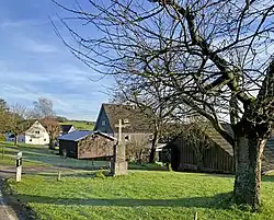 Reudenbach 18 mit Wegekreuz (nicht Baudenkmal)