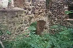 Durchgang zum Turmgebäude