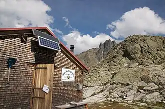 Die Neue Reutlinger Hütte im Verwall mit den Pflunspitzen im Hintergrund.
