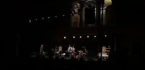 Roberto Gatto und Band auf der Bühne im Innenhof des Kastells