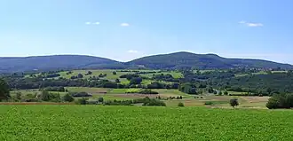 Links der Totnansberg, rechts der Schwarzenberg