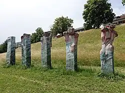 Rheinpark-Uferweg am Adelberg, Skulpturengruppe, Evolution. Von Leonhard Eder (* 1933) Bildhauer. Die kolorierten Betonstelen sind ein Geschenk Eders an die Stadt Rheinfelden, Baden. Standort, Rheinpark-Uferweg am Adelberg (ehemaliges Gelände der Kleinen Landesgartenschau „Grün 07“).