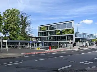 Neues Empfangsgebäude seit 2024 mit Grünfassade