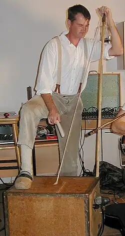 Christoph Günther am Teekistenbass