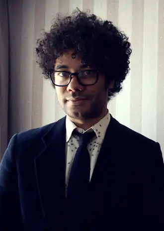 Richard Ayoade spielt den Nachrichten-Redakteur