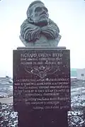 Büste von Richard E. Byrd, errichtet 1965 auf der McMurdo-Station. Bronzebüste auf schwarzem Marmor auf einer Holzplattform, auf der die polaren Errungenschaften von Richard Evelyn Byrd beschrieben sind.