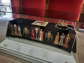 Sargdecke und Grabkrone von der Wiederbestattung