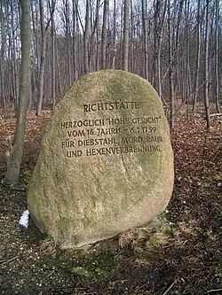 Gedenkstein (1986) an der Richtstätte („für Diebstahl, Mord, Raub und Hexenverbrennung“)