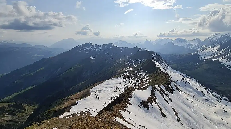 Blick vom Gipfel nach Westen zu Hoch Sagettis, Tüf Sagettis, Lägend Sagettis, Pfäwi und Sassauna (für Annotationen der einzelnen Berge aufs Bild klicken)