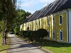 Frontseite im Westen. Ehemals Wirtschaftsgebäude