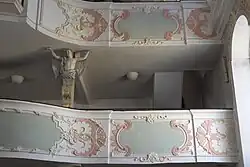 Empore mit Karyatidenengel