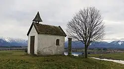 Mesnerhauskapelle (mit dem Riegsee im Hintergrund)
