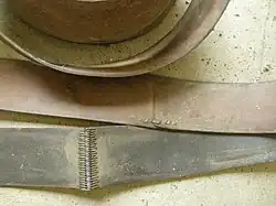 Die Lederschäftung (Klebung) von kurzen Lederstreifen, um einen sehr langen Treibriemen zu erhalten, zusätzlich mit einer Lederstreifen-Naht versehen