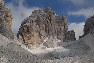 Die Westwand der Cima degli Armi mit der Scharte Bocca degli Armi und dem Kar Busa degli Sfulmini mit dem Sfulmini-Gletscher (2010)