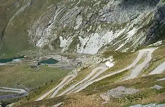 Blick aus den Serpentinen hinab zum Rifugio Scarfiotti