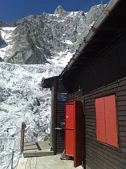 Rifugio Boccalatte, Sicht von der Terrasse auf den Gletscher Ghiacciao di Planpincieux. Im Bildhintergrund erkennt man die Aiguille de Rochefort sowie rechts der Turm Doigt de Rochefort.