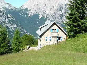 Das Rifugio Chiggiato mit dem Val’Óten und der Scharte Jau del la Tana im Hintergrund