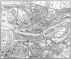 Kupferstich eines Stadtplans mit deutschen Beschriftungen. Ein Fluss namens Düna fließt durch sie hindurch. Alle Straßen, bebauten Flächen und Felder sind eingezeichnet. In der rechten oberen Legende steht der Maßstab 1 zu 70000. In der linken unteren Ecke ist von der Altstadt ein Ausschnitt mit den wichtigsten Bauten und ihrer Legende.