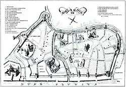 Kupferstich der Stadtkarte von Riga mit seiner Mauer und wichtigsten Bauten und Straßen. Am unteren Bildrand ist ein Fluss mit der Beschriftung „Düna Fluvius“. In der oberen Mitte ist ein Kompass gezeichnet und an der oberen linken und rechten Seite ist die Legende für die mit Buchstaben versehenen Bauten.