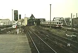 S-Bahn-Zug des Typs ET 165 und neue Fernbahnbrücke (1995)