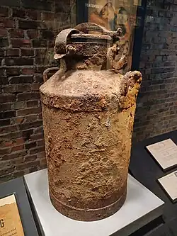 rostige große Milchkanne mit Deckel