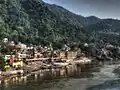 Blick auf Rishikesh vom Ganges