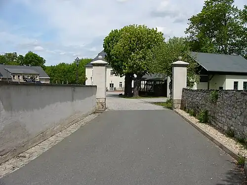 Eingangsbereich mit Umfassungsmauer