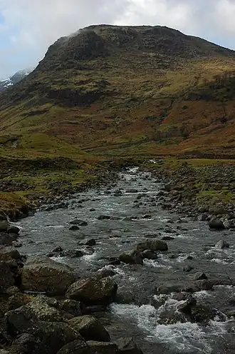 Das Seathwaite Fell und der River Derwent