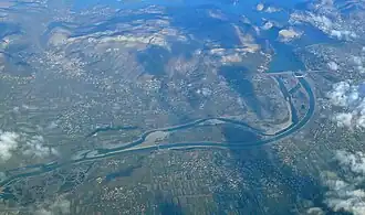 Kanalisierter Unterlauf des Drins – Spathara-Staubecken mit dem Kraftwerk Ashta I rechts, Ashta II in der Bildmitte