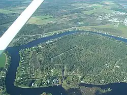 Mündung des Rivière au Saumon (linker Bildrand Mitte); oben im Bild der Rivière Saint-François