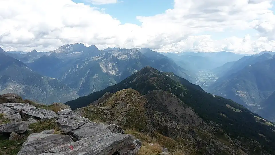 Der Grat zwischen Passo dei Laghetti (vorne) und dem Matro (hinten). Im Hintergrund die Riviera, aufgenommen vom Pizzo Erra.