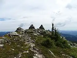 Steinmandln am Grat östlich des Gipfels.