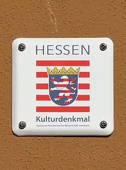 Plakette an der Hauswand eines Einzelkulturdenkmals, 2016
