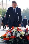 Der sozialdemokratische Parteichef und damalige Ministerpräsident Robert Fico bei der Kranzniederlegung zum 67. Jahrestag des SNP (2011)