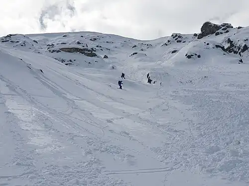 Skifahrer im Nordhang der Roccabella.