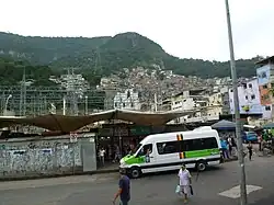 Rocinha von der Bushaltestelle an der Rua General Olímpio Mourão Filho