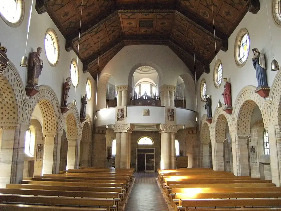 Blick zum Haupteingang mit Empore