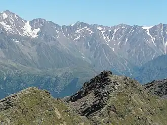 Rötenspitze (Mitte) von Süden mit Hinterer Schwärze (ganz links), Pfasserspitze (links), Fanatspitze (rechts) und Karlesspitze (ganz rechts)